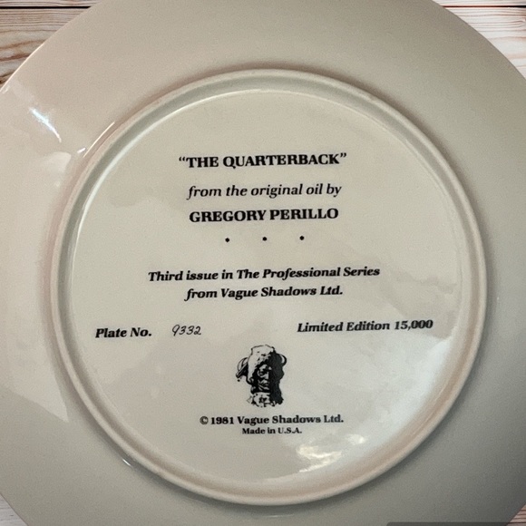 Collector Plate Decor Gregory Perillo The Quarterback Football 1981 Decor - Picture 2 of 2